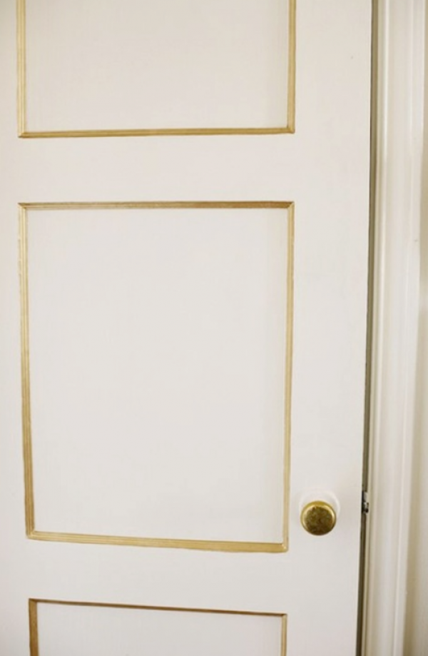 Aksen Emas Pada Detail Pintu dan Kusen